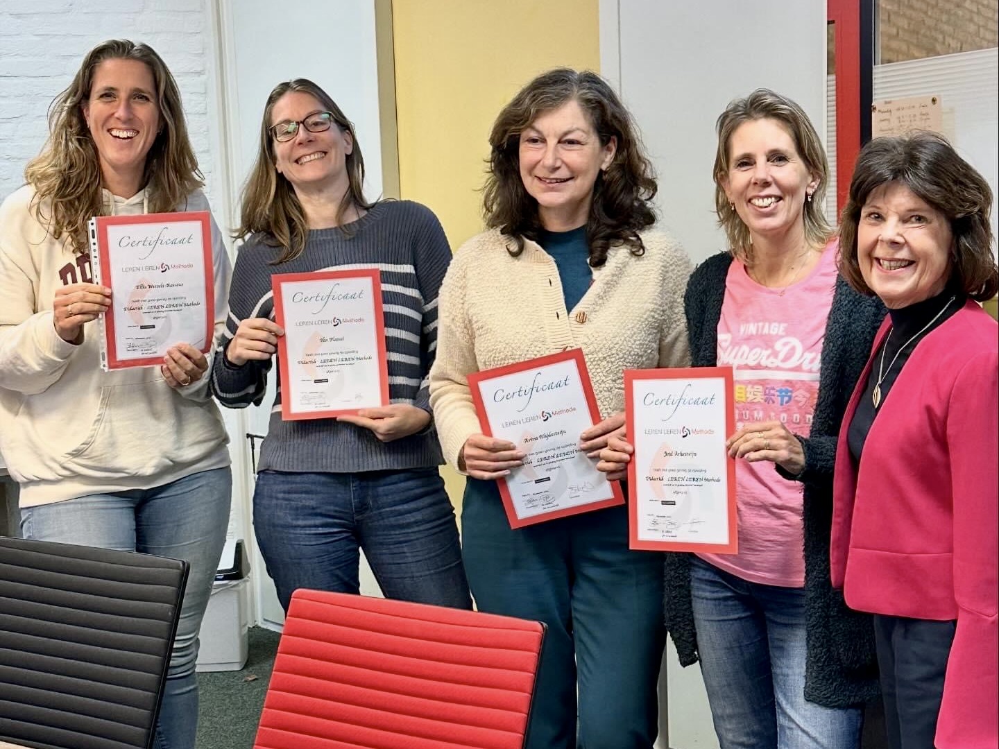 Pas gecertificeerde trainers tonen trots hun certificaat van de Leren Leren Methode